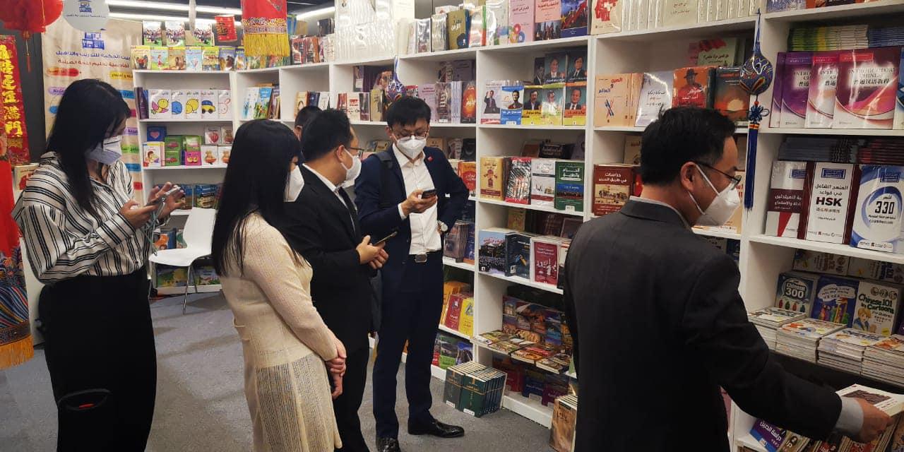 السفير الصيني في المملكة السعودية معالي السيد/ تشن وي تشينغ يزور جناح بيت الحكمة في معرض الرياض الدولي للكتاب