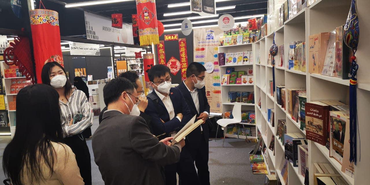 السفير الصيني في المملكة السعودية معالي السيد/ تشن وي تشينغ يزور جناح بيت الحكمة في معرض الرياض الدولي للكتاب